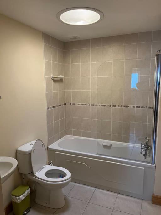 塔伯柯里Modern 4 Bed House In Town别墅 外观 照片
